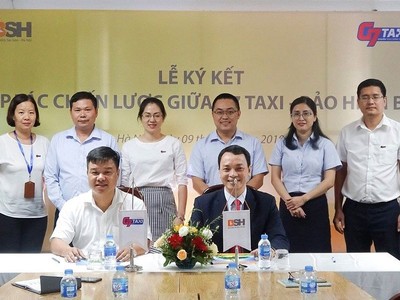 Từ trái qua phải: Ông Nguyễn Anh Quân, Tổng giám đốc G7 Taxi và ông Bùi Trung Kiên, Tổng giám đốc Bảo hiểm BSH ký thỏa thuận hợp tác chiến lược.