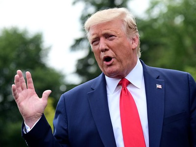 Tổng thống Mỹ Donald Trump thông báo trên Twitter về việc hoãn tăng thuế áp lên hàng hóa Trung Quốc nhân Quốc khánh nước này - Ảnh: REUTERS