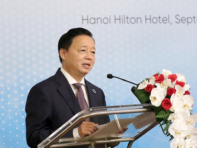 Bộ trưởng Bộ TN-MT chia sẻ bản thân ông yên tâm về chất lượng không khí khi sống gần phạm vi bán kính 500 m từ hiện trường vụ cháy Công ty Rạng Đông. Ảnh Lê Quân