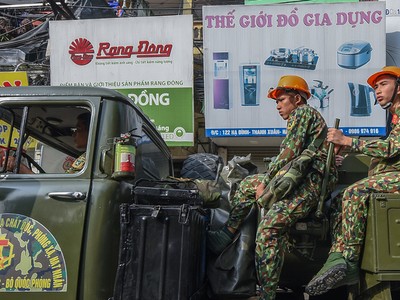 Dàn xe quân đội đến Rạng Đông tẩy độc