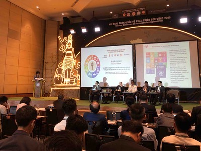 Bà Vũ Quỳnh Lê, Phó cục trưởng Cục Quản lý đấu thầu, Bộ Kế hoạch và Đầu tư phát biểu tại sự kiện. 