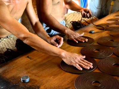 Tháng 9 hàng năm là mùa cao điểm cho việc xuất khẩu hương sang Ấn Độ nhằm phục vụ cho dịp lễ lớn nhất của Ấn Độ trong tháng 10