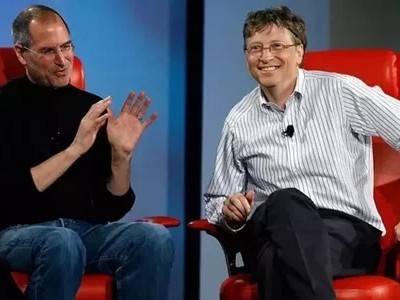 Steve Jobs và Bill Gates trong một diễn đàn năm 2007. Ảnh: CNET