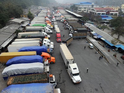 Xe chở nông sản tập kết ở cửa khẩu Tân Thanh. Ảnh: Ngọc Thắng