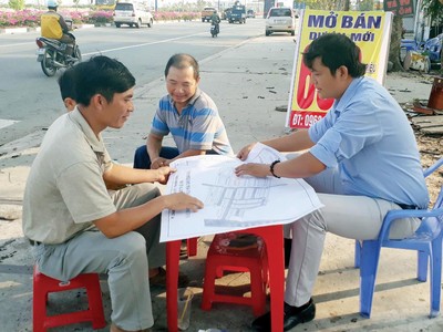 Môi giới bất động sản là cầu nối quan trọng trên thị trường. Ảnh: Việt Dũng 