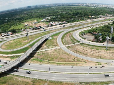 Hạ tầng kết nối liên vùng chính là điều kiện cần của chính sách giãn dân. Ảnh:  Lê Toàn