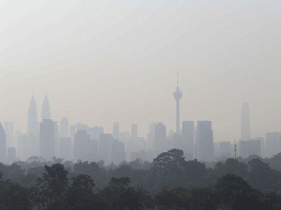 Khói bụi từ các vụ cháy rừng ở Indonesia bao trùm thủ đô Kuala Lumpur, Malaysia. Ảnh: Straitstimes