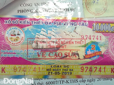 Tờ vé số đã bị Trần Văn Thương cạo, xóa, thay số để thành số trúng thưởng. Ảnh: Báo Đồng Nai.