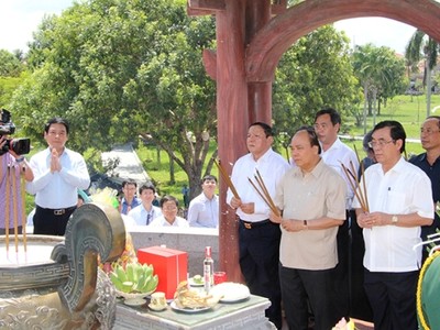Thủ tướng Nguyễn Xuân Phúc dâng hương tưởng niệm các anh hùng liệt sĩ tại Quảng Trị.
