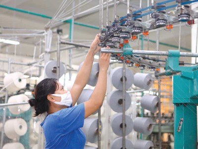 Dự thảo quy định về làm thêm giờ đang gây bất an cho hàng trăm ngàn doanh nghiệp. Ảnh: Chí Cường