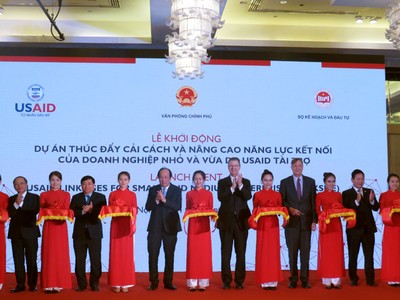 Đại sứ Hoa Kỳ tại Việt Nam Daniel J. Kritenbrink, Bộ trưởng, Chủ nhiệm VPCP Mai Tiến Dũng, Bộ trưởng Bộ KH&ĐT Nguyễn Chí Dũng, Giám đốc USAID Michael Greene, Chủ tịch Hiệp hội DNNVV Nguyễn Văn Thân, Chủ tịch HĐQT Tập đoàn FPT Trương Gia Bình thực hiện nghi lễ cắt băng khởi động dự án LinkSME (Ảnh: Kỳ Thành)