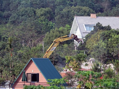 Cưỡng chế công trình vi phạm trên đất rừng Sóc Sơn vào tháng 4/2019. Ảnh: Võ Hải