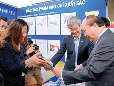 Thủ tướng Chính phủ Nguyễn Xuân Phúc xem các ấn phẩm của Báo Đầu tư.