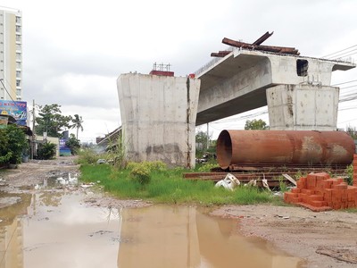 Vướng giải phóng mặt bằng khiến nhiều dự án hạ tầng chậm tiến độ. 