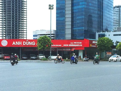 Tòa nhà Vicem Tower (bìa trái) xây dựng dở dang và bỏ hoang cả chục năm nay