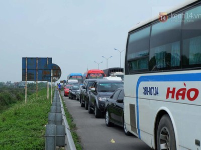 Ùn tắc giao thông trên QL1 đoạn qua Ninh Bình - Ảnh: K14