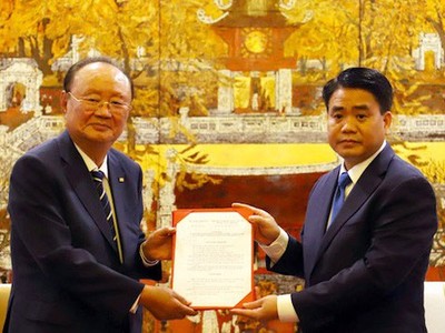 Chủ tịch UBND thành phố Hà Nội Nguyễn Đức Chung trao Giấy Chứng nhận đăng ký đầu tư cho Đại diện Chủ đầu tư, ông Lee Dae Bong, Chủ tịch HĐQT Tập đoàn Charmvit (Hàn Quốc)