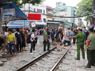 TP. Hà Nội vừa ra quân xử lý các quán cà phê cạnh đường tàu