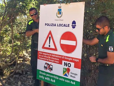 Một biển báo chỉ đường được dựng lên ở thị trấn Baunei, phía đông đảo du lịch nổi tiếng Sardinia (Ý). Có thể thấy được cảnh báo "No Google Maps" khá lớn trên tấm biển - Ảnh: Comune di Baunei / Vigili del Fuoco