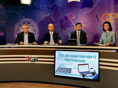 Các diễn giả tham gia tọa Đàm  tọa đàm với chủ đề: “Thúc đẩy thanh toán điện tử trên toàn quốc” từ trái sang phải: ông Phùng Anh Tuấn, Tổng thư kí Hiệp hội các nhà đầu tư tài chính Việt Nam (VAFI), ông Phạm Trung Kiên, Tổng Giám đốc Tổng công ty Dịch vụ số Viettel và ông Đặng Hoàng Hải, Cục trưởng Cục Thương mại điện tử và Kinh tế số (Bộ Công Thương).