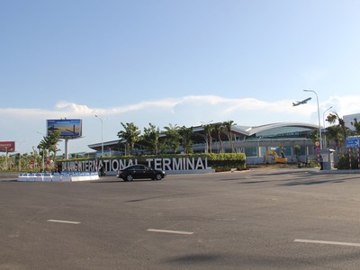 Hiện sân bay Đà Nẵng có 2 nhà ga đón khách, nhà ga T1 chuyện phục vụ các chuyến bay nội địa và nhà ga T2 phục vụ các chuyến bay quốc tế.