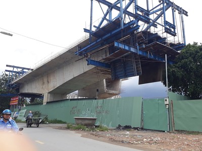 Hoạt động xây dựng trái phép dưới chân cầu Nam Lý 