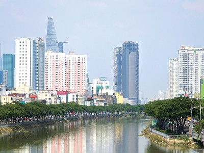 Cần sớm có định hướng chiến lược trong quy hoạch sông nước, gắn với quy hoạch kè bờ sông và sử dụng đất ven sông. Ảnh: Trọng Tín 