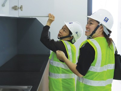 Khi nhận nhà, khách hàng nên kiểm tra kỹ cả trong lẫn ngoài căn hộ 