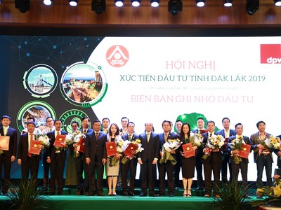 Lãnh đạo tỉnh Đắk Lắk trao chứng nhận đầu tư cho các doanh nghiệp tại Hội nghị xúc tiến đầu tư năm 2019.