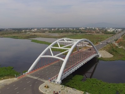 Cầu qua sông Cổ Cò có chiều dài toàn tuyến 1,21km với điểm đầu từ nút giao với đường Trần Đại Nghĩa - Võ Chí Công đến điểm cuối là nút giao với đường Võ Quý Huân và đường ven sông Cổ Cò thuộc khu dân cư Tân Trà. Thời gian thực hiện 17 tháng kể từ ngày ký hợp đồng.