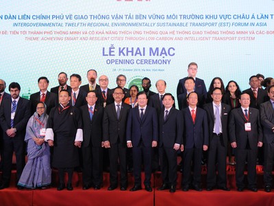 Phó Thủ tướng Chính phủ Trịnh Đình Dũng cùng các đại biểu tham dự Diễn đàn EST12