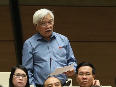 Đại biểu Quốc hội Dương Trung Quốc phát biểu tại phiên thảo luận kinh tế - xã hội sáng 31/10.