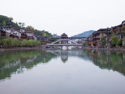 Cầu Hồng Kiều trên sông Đà Giang