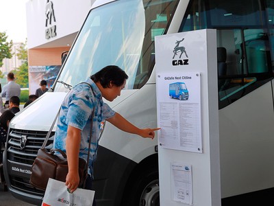 Một khách hàng đang đọc thông tin về mẫu xe buýt 19 chỗ ngồi GAZelle NEXT Citiline tại Vietnam AutoExpo 2018. Ảnh: Chí Cường