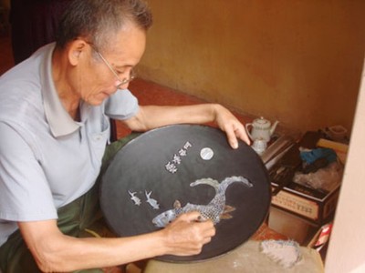 Dưới bàn tay các nghệ nhân, sản phẩm sơn mài - khảm trai của Chuyên Mỹ đạt đến độ tinh xảo