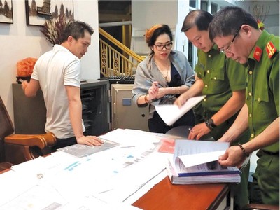 Hàng trăm nạn nhân vẫn kéo lên trụ sở Công ty Angel Lina mong công an giúp đòi quyền lợi.