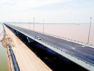 Dự án đường ô tô Tân Vũ - Lạch Huyện là hợp phần hết sức quan trọng và cần thiết trong chương trình phát triển Khu kinh tế Đình Vũ - Cát Hải.