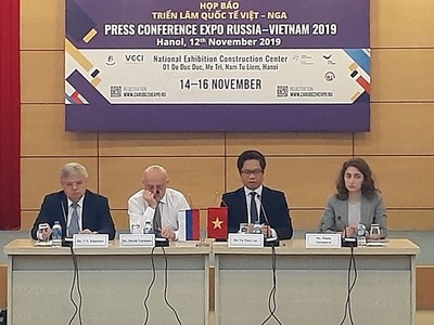 Đại diện Ban tổ chức Triển lãm quốc tế Việt - Nga phát biểu tại họp báo.