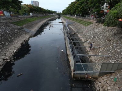 Hà Nội đang lấy ý kiến các chuyên gia về đề án bơm nước sông Hồng bổ cập nước hồ Tây và cải thiện sông Tô Lịch - một ý tưởng có từ gần 40 năm trước