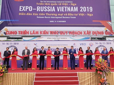 Phó Thủ tướng Trịnh Đình Dũng cùng các đại biểu cắt băng khai mạc Triển lãm.