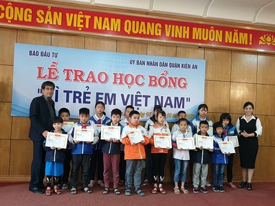 Ông Phạm Thanh Tân, Trưởng đại diện Báo Đầu tư tại Hải Phòng trao các suất học bổng cho các em học sinh