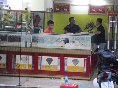 Hiện trường vụ cướp tiệm vàng tại H.Hóc Môn. Ảnh: Trần Tiến