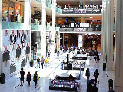 Khách hàng mua sắm trong trung tâm thương mại Dubai Mall. Ảnh: Bloomberg
