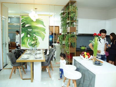 Khách hàng tham quan nhà mẫu của một dự án chung cư tại TP.HCM