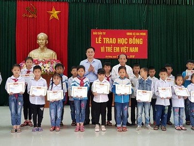 Ông Lã Quý Hưng, Trưởng Đại diện Báo Đầu tư tại khu vực (hàng thứ 2 - bên phải) và ông Đặng Thanh Sơn, Phó giám đốc Sở Kế hoạch và Đầu tư tỉnh Ninh Bình (hàng thứ 2 - bên trái) trao học bổng cho hoc sinh Trường Tiểu học, THCS xã Gia Hưng.