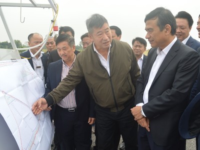 Chủ tịch HĐQT Tổng Công ty Đức Giang Hoàng Vệ Dũng (đứng giữa) giới thiệu quy hoạch Cụm Công nghiệp Đô Lương mở rộng với Chủ tịch UBND tỉnh Thái Bình Đặng Trọng Thăng.