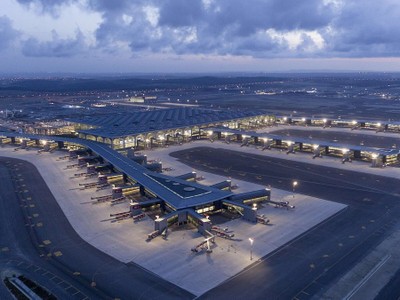 CHKQT Istanbul – Thổ Nhĩ K được xây dựng năm 2015, vận hành khai thác năm 2018 có TMĐT sau khi quy đổi công suất và cộng cả trượt giá có TMĐT là 14,59 tỷ USD/100 triệu hàng khách tương đương với CHKQT Long Thành.