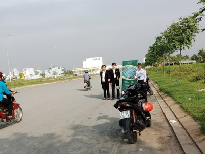 Một dự án tại Thành phố mới Tân An (Long An) đang được nhân viên môi giới rao bán 
dọc đường 