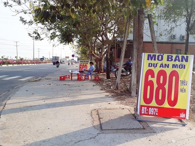 Môi giới bất động sản khó khăn đủ bề