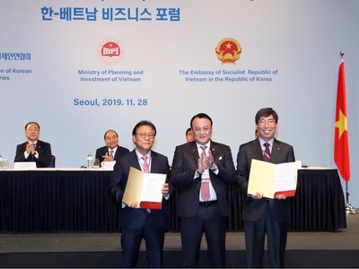 Thủ tướng Chính phủ Nguyễn Xuân Phúc (ngồi thứ 2 từ trái sang) và đại diện Chính phủ Hàn Quốc chứng kiến Lễ ký kết hợp tác liên doanh giữa Tân Hoàng Minh và các đối tác.